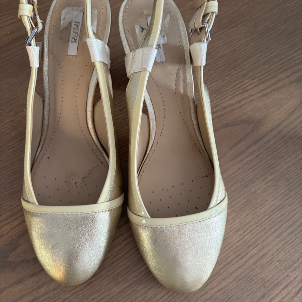 Geox Ivory and gold heels